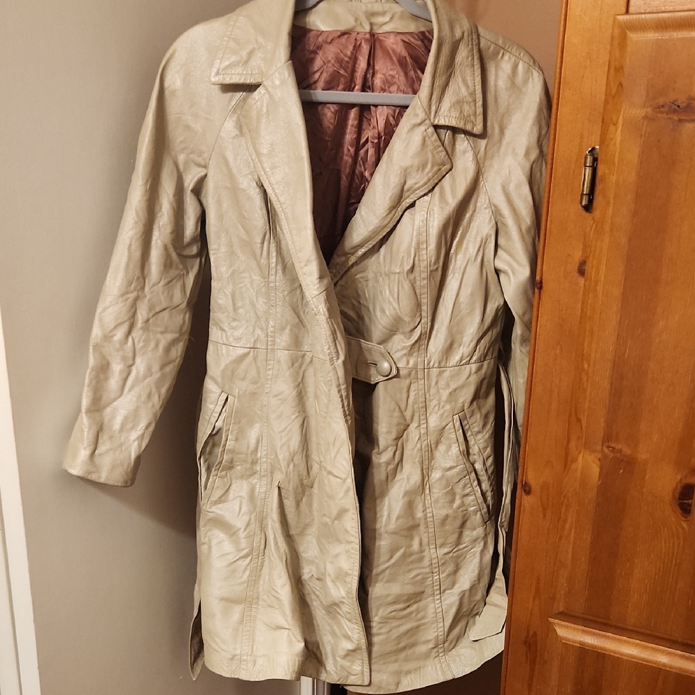 Deerskin Trading Post RARE VINTAGE LEATHER Wemon's Trech Coat, Pearl Sheen